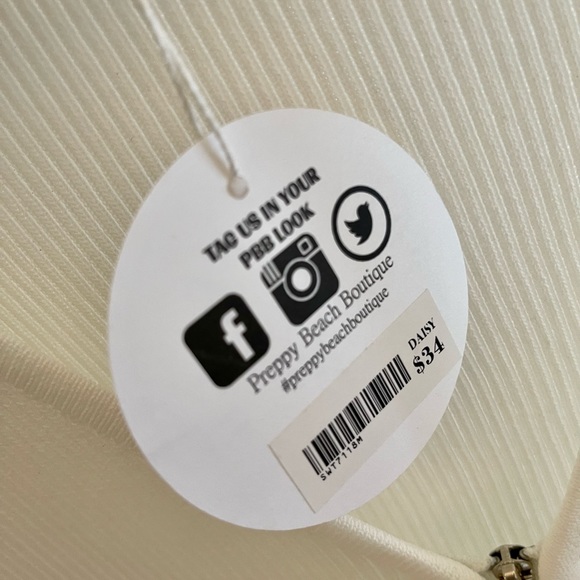 Sleeveless Miss Love zippered crop sweater vest. Looks cute with so many things. - Picture 5 of 5